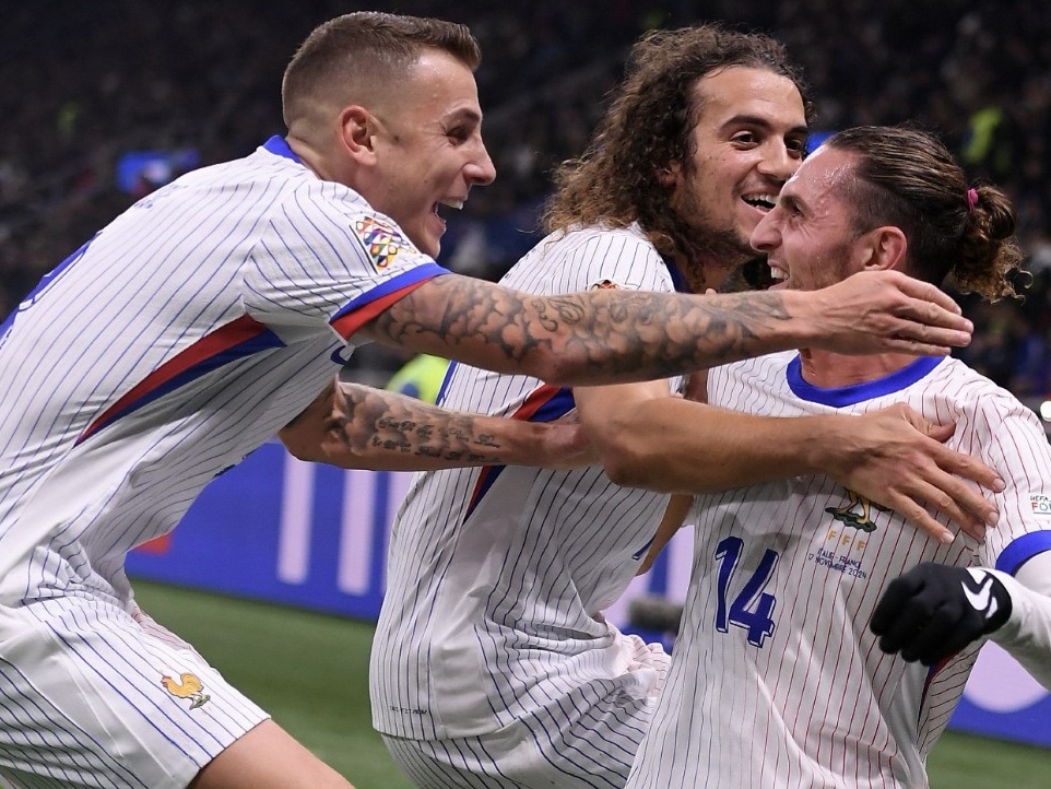 包含葡萄牙与意大利在欧洲预选赛中交手——现场观众热情高涨的词条 包含葡萄牙与意大利在欧洲预选赛中交手——现场观众热情高涨的词条