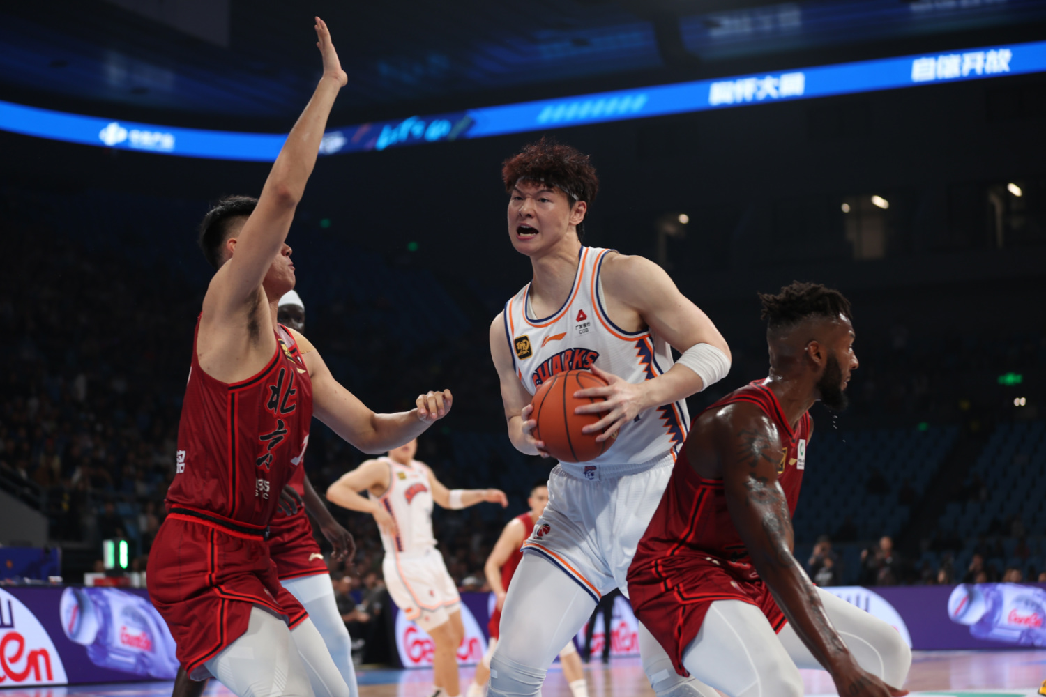 上海队成功逆袭，赢得了当晚比赛的胜利