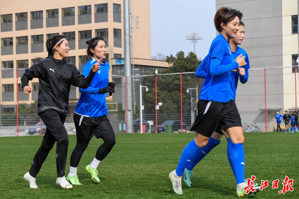 开云体育官网-顶级女足赛事中球员表现尽显风采