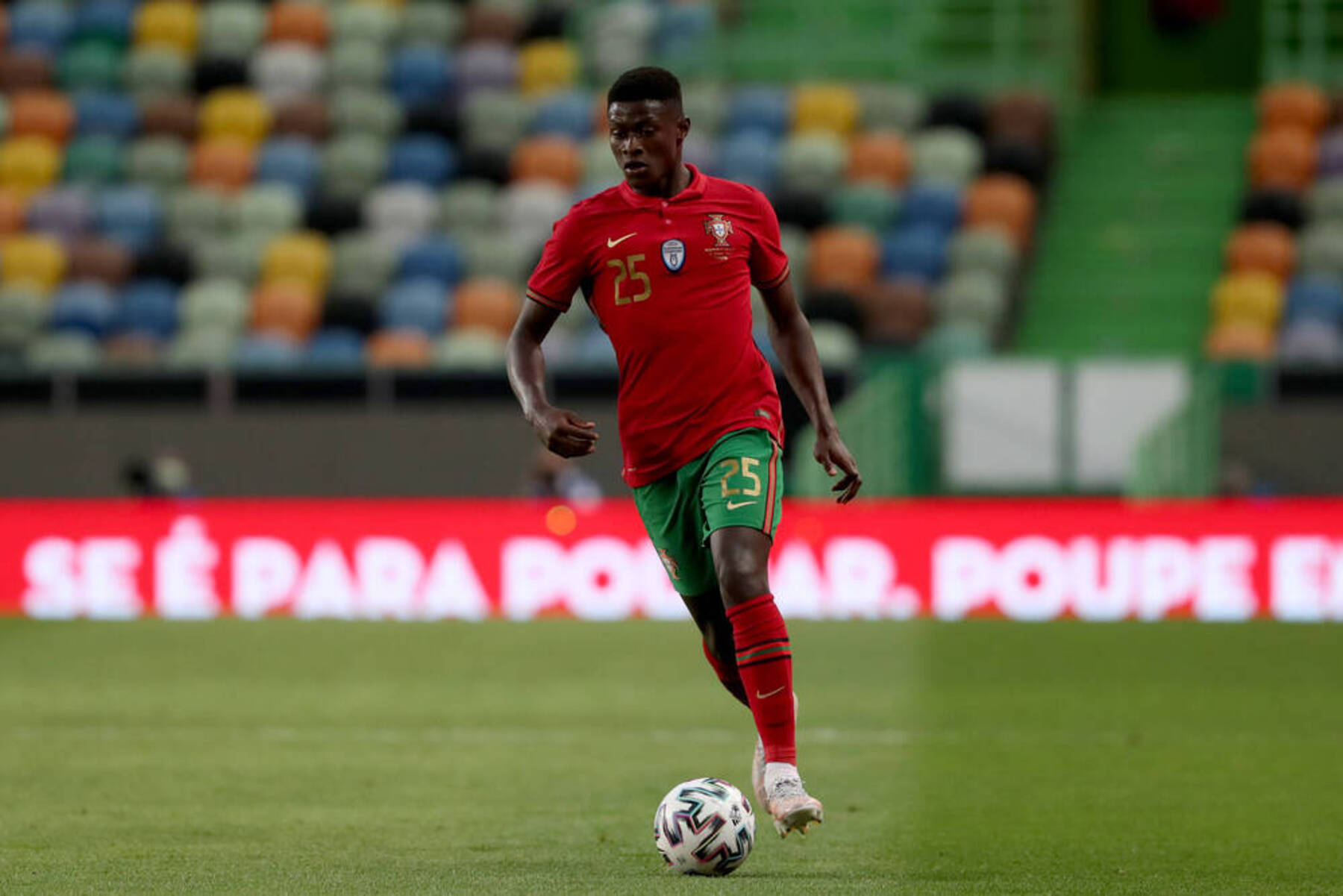 欧国联联赛中球员的努力与拼搏感人至深