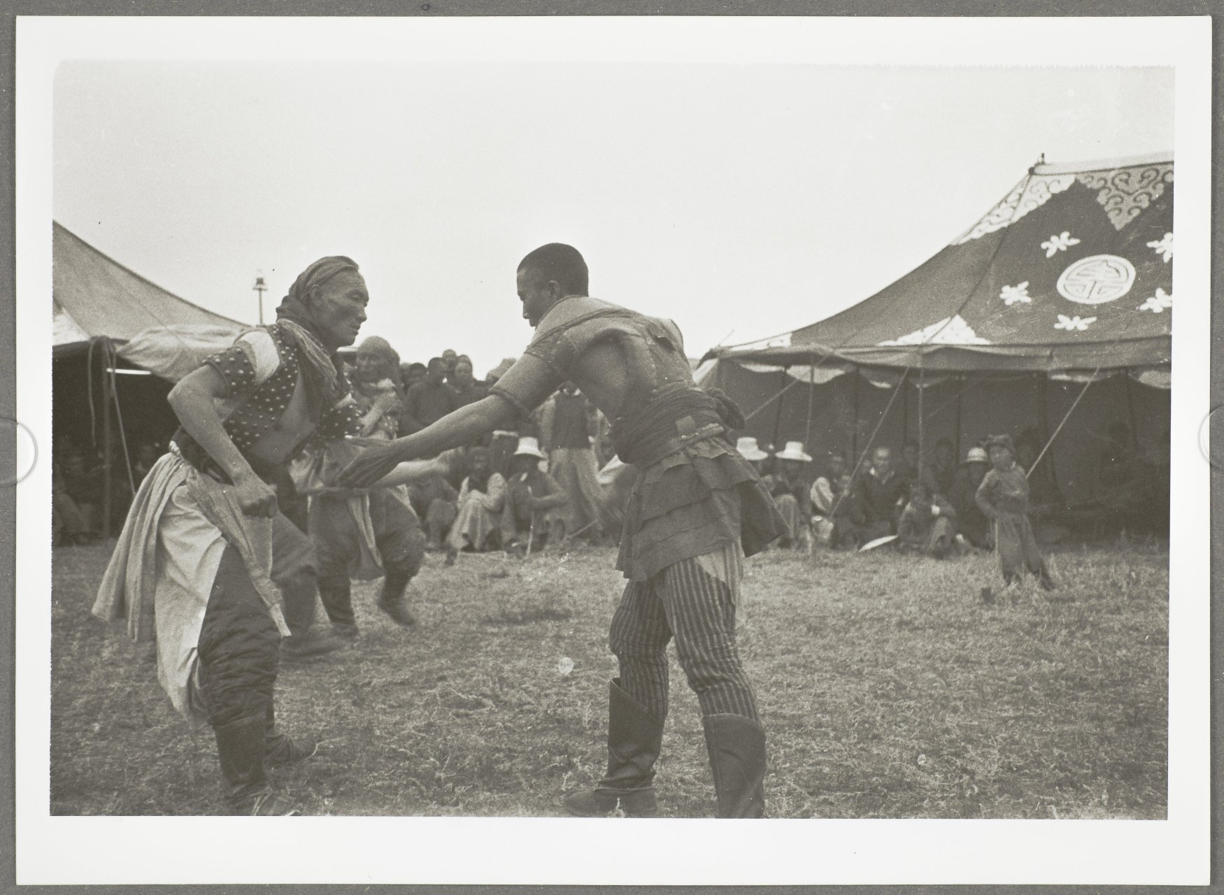 蒙古队在摔跤比赛中表现出色 蒙古队在摔跤比赛中表现出色