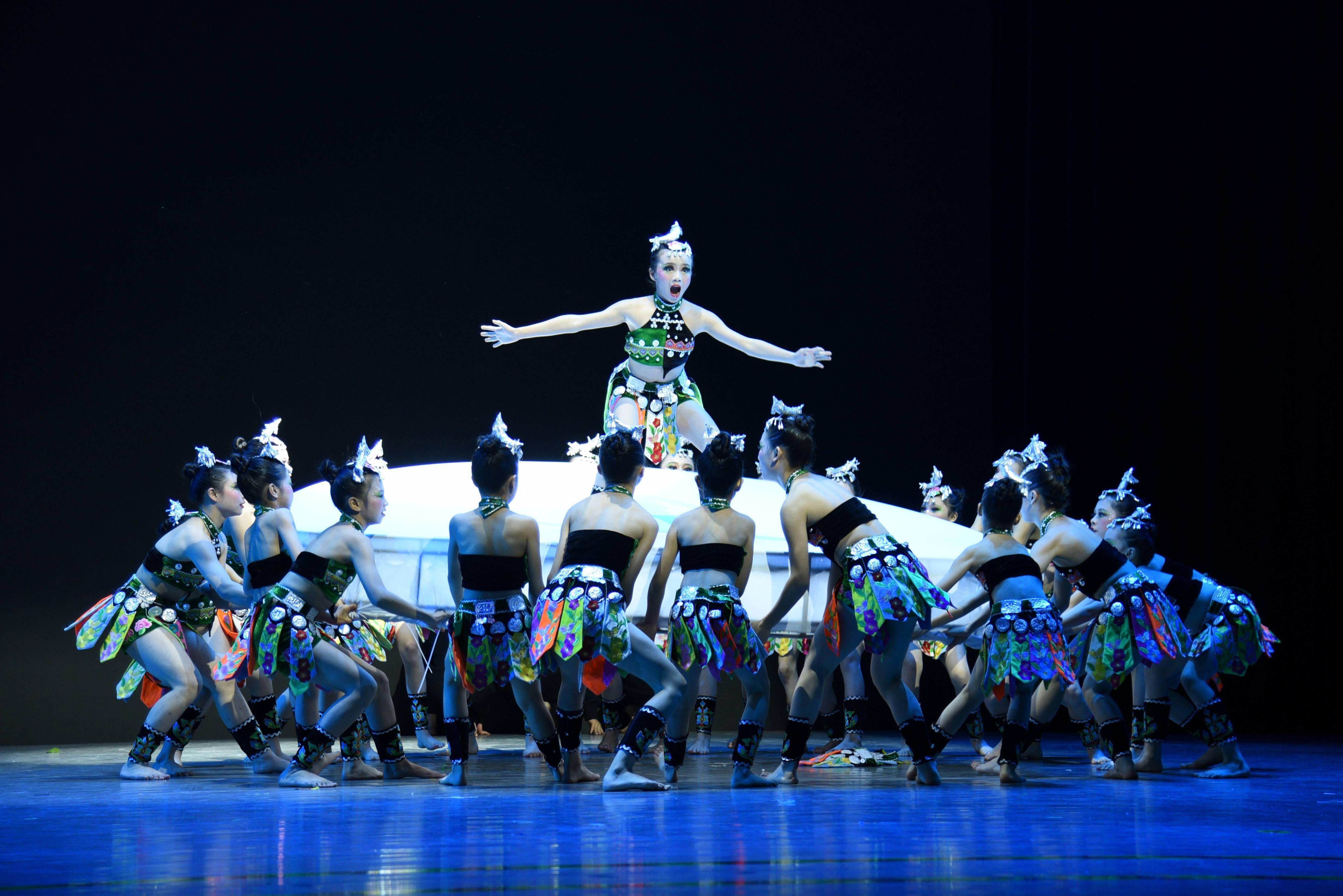 繁星运动员耀眼登场，赢得广泛赞誉的简单介绍