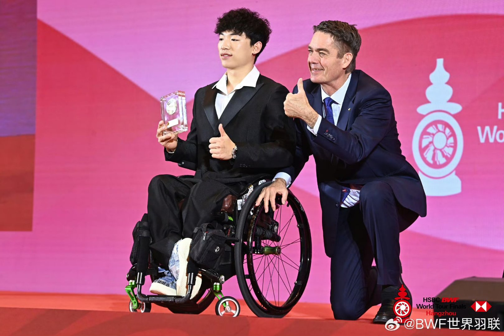 开云体育官方入口-巴拿马滑板选手飘然登上榜首，笑纳奖杯的简单介绍