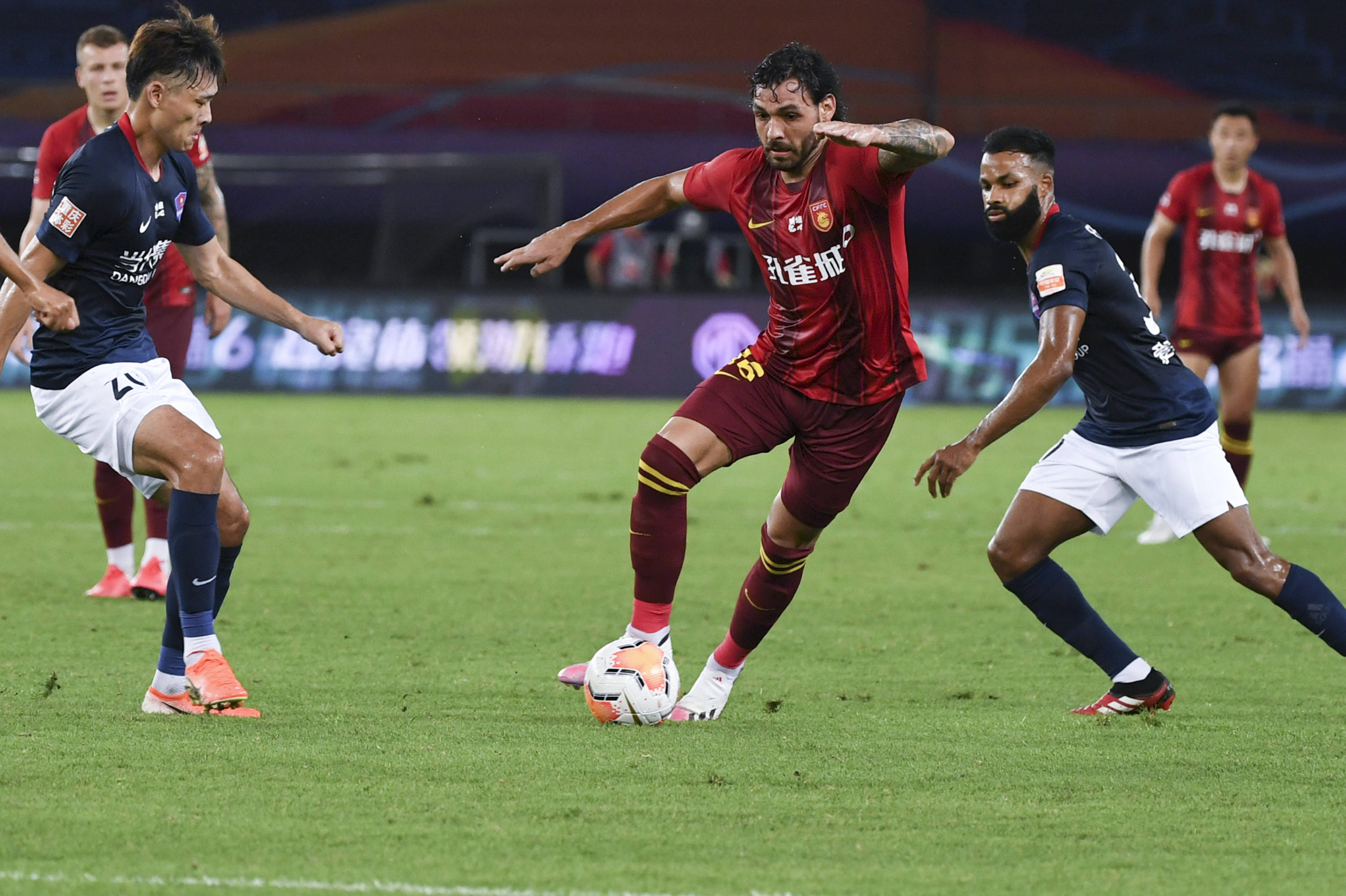 河北华夏幸福球员破门得分，赢得比赛