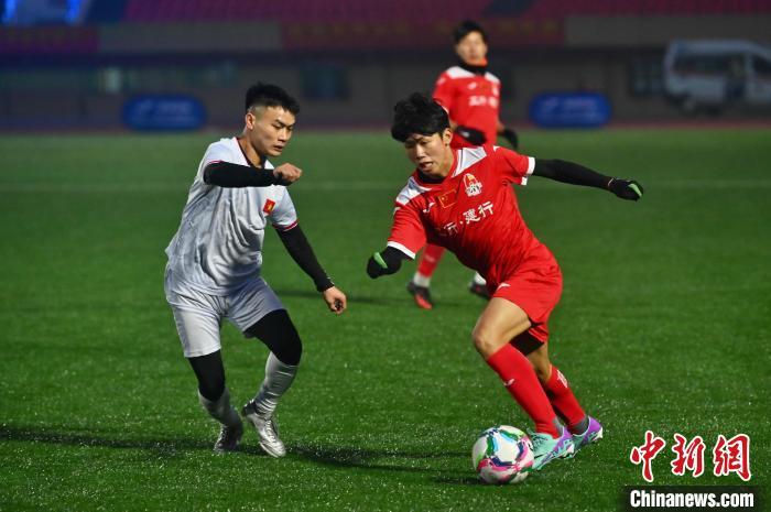 开云体育官网-精彩足球比赛赛事热情高涨，运动员拼命争夺