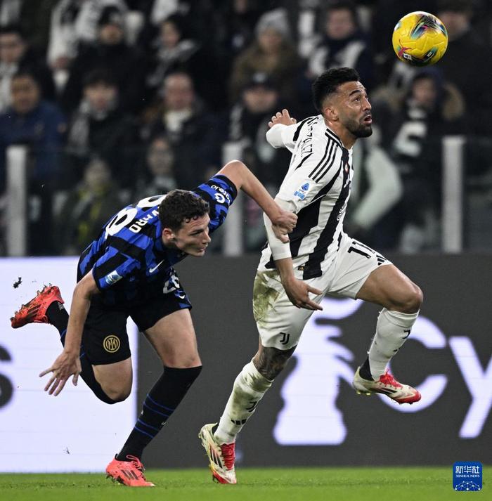 包含尤文图斯中场球员努力拼抢，带领球队取胜的词条