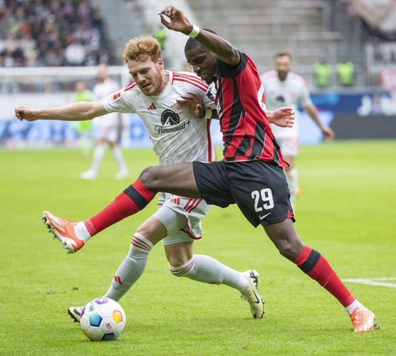 法兰克福中场组织发挥不俗,球队挺进前八 法兰克福中场组织发挥不俗,球队挺进前八