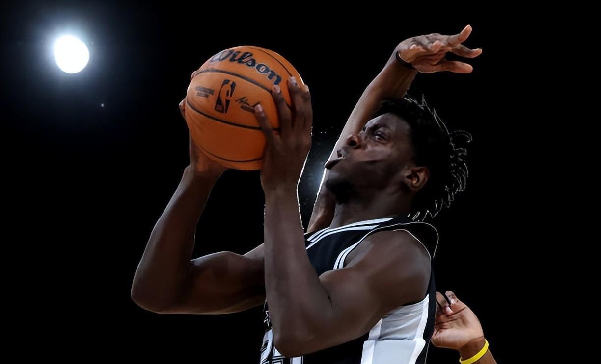 包含马刺逆袭太阳，取得激动人心的胜利的词条