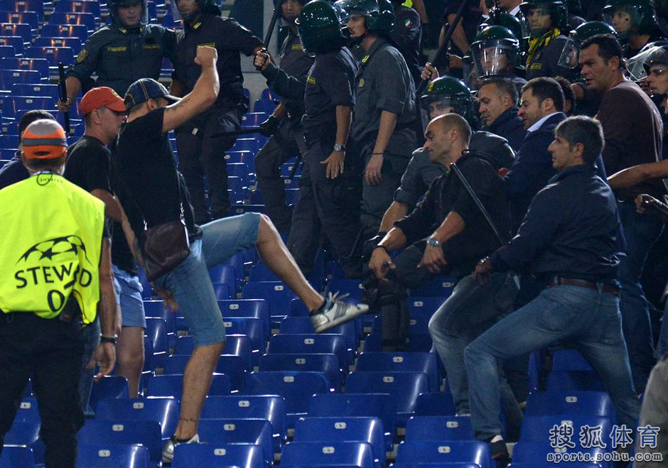 开云体育中国官网-队内矛盾暴露，球员发飙大打出手，主教练反应强硬的简单介绍