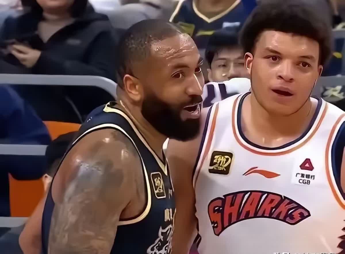 队内矛盾暴露，球员发飙大打出手，主教练反应强硬的简单介绍