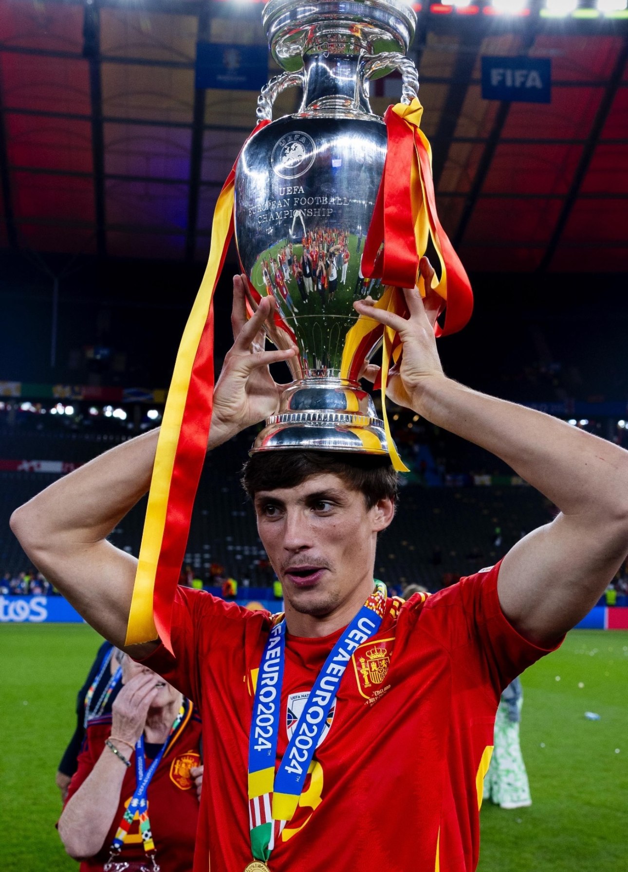 图尔宾准备庆祝胜利，球队热血沸腾备战