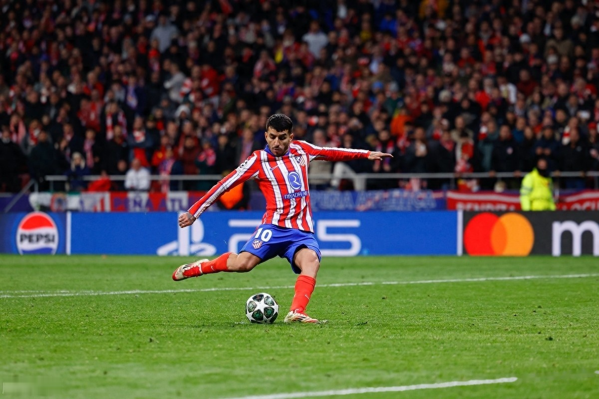 开云体育官网-马德里竞技惨败，与巴塞罗那遭遇