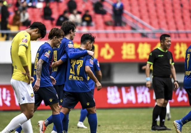 青岛黄海突破对手，取得胜利