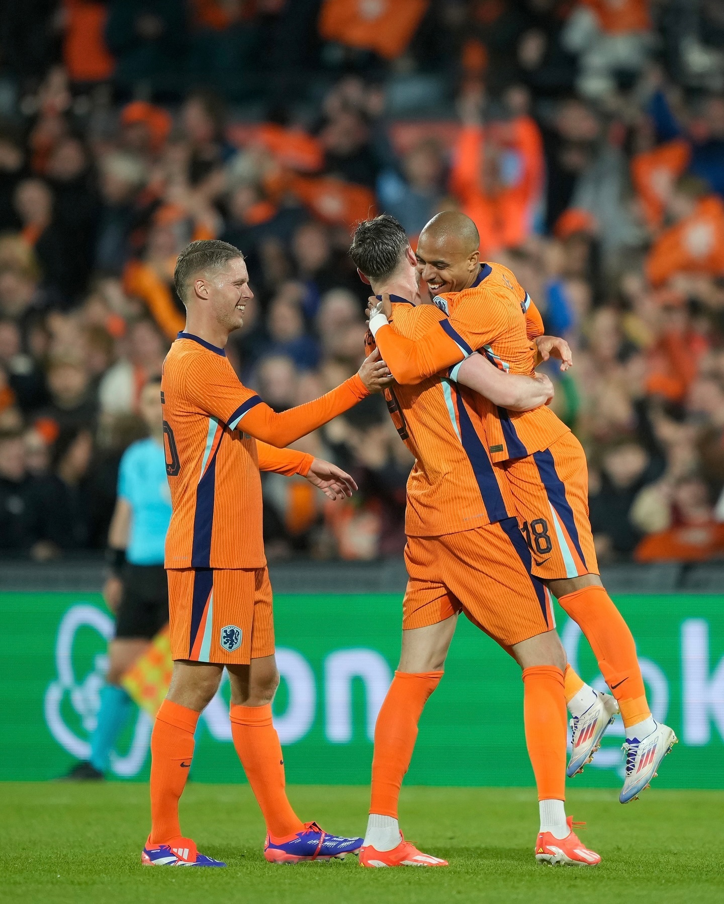 荷兰女足队员在友谊赛中斩获进球! 荷兰女足队员在友谊赛中斩获进球!