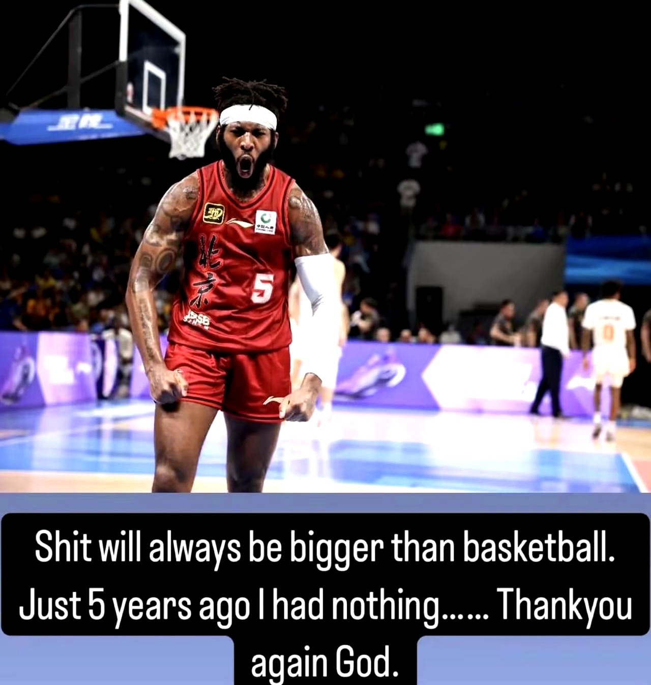 美国篮坛常青树球员再战赛场，展现魅力