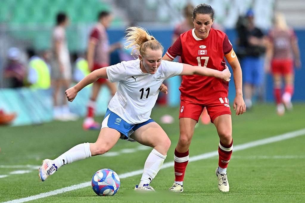 加拿大女足在比赛中脱颖而出