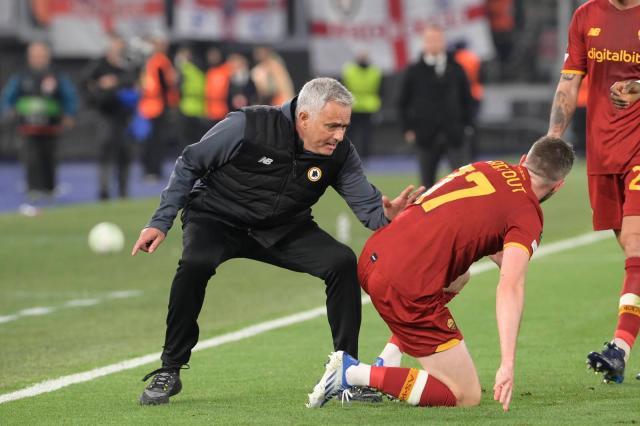 科隆队获得比赛胜利,球员激动落泪 科隆队获得比赛胜利,球员激动落泪