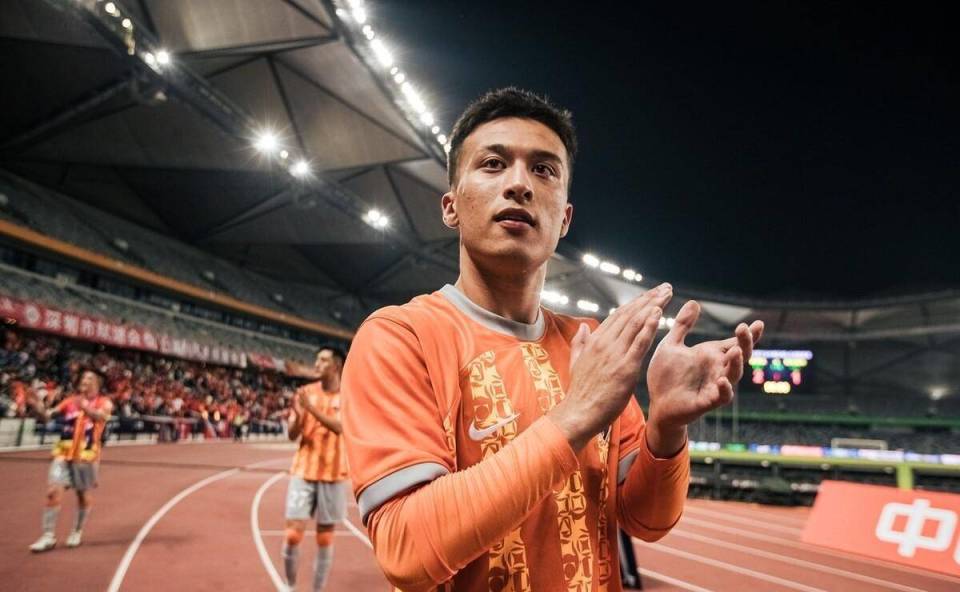 青年球员崭露头角，表现抢眼引发球迷关注